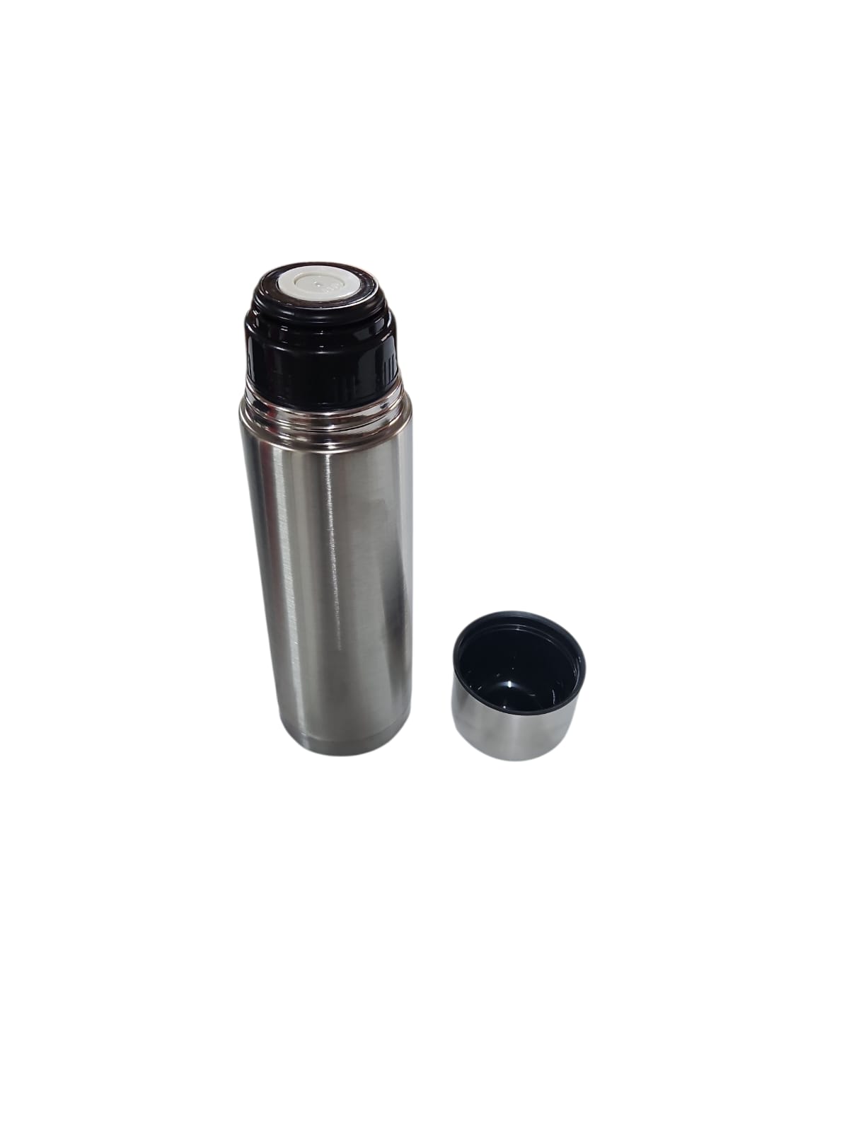 Augstas kvalitātes nerūsējošā tērauda vakuuma termoss ar 0,75 litru ietilpību.