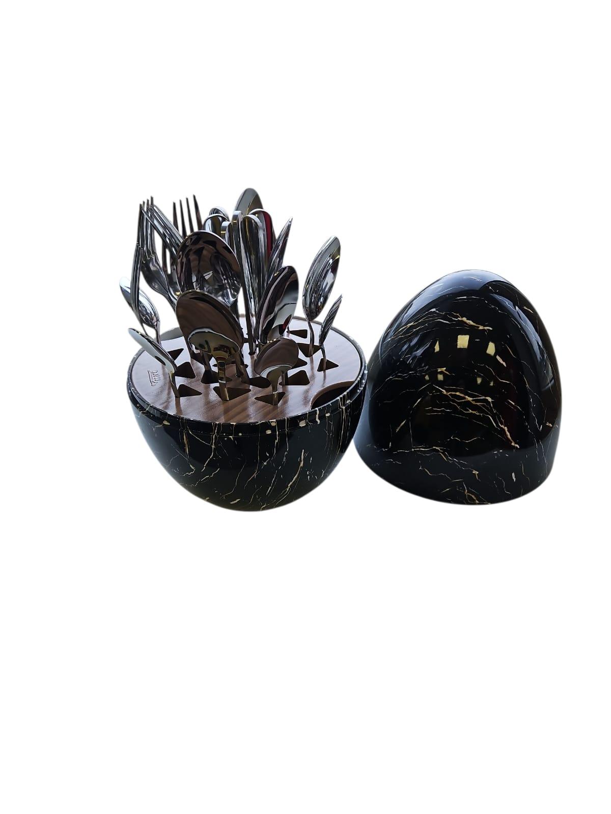 Komplektā ietilpst (24 gab.) (galda piederumi, ola)