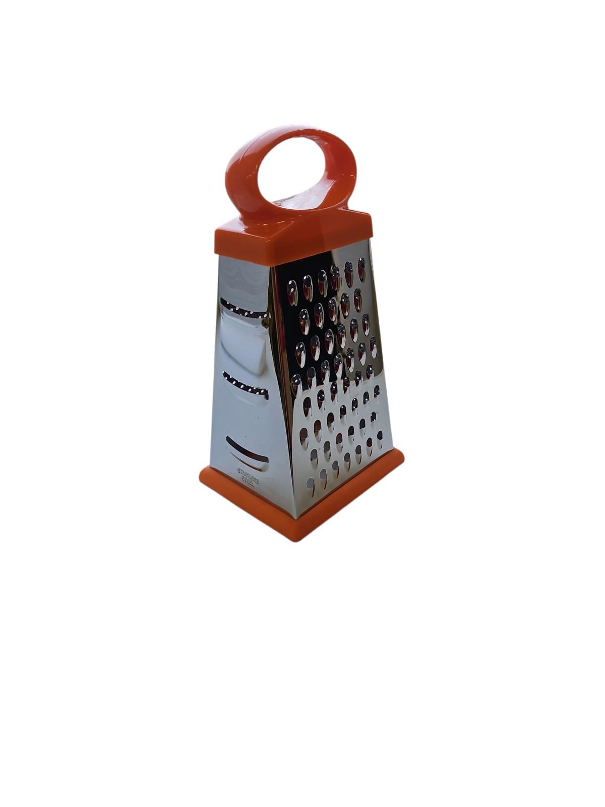 Rīve ar plastmasas rokturi ar četrām dažādām rīvēšanas virsmām