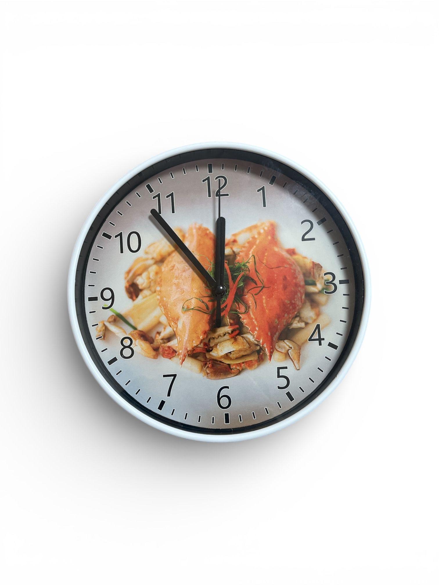 Sienas pulkstenis ar virtuves dizainu