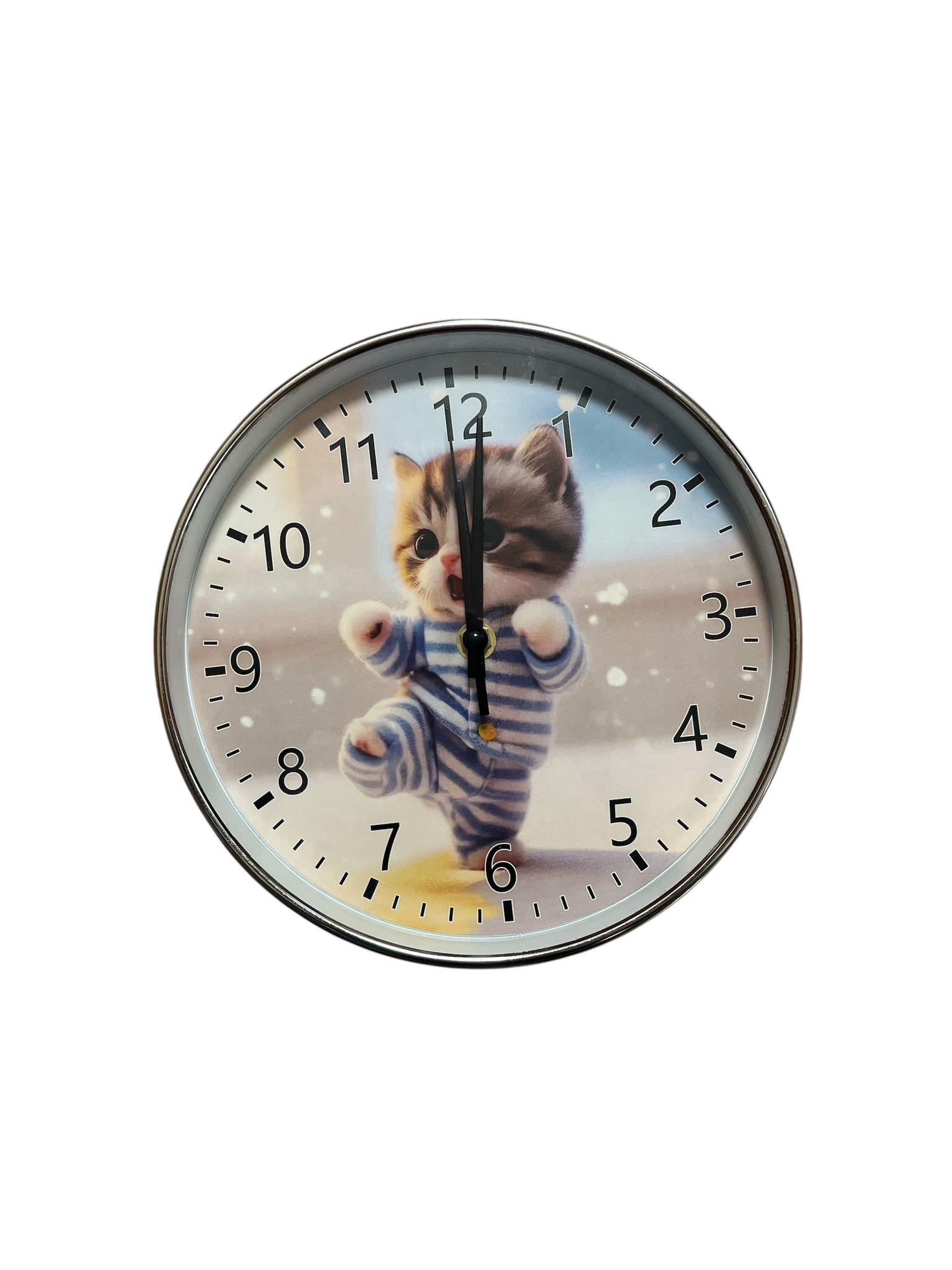 Sienas pulkstenis ar kaķēna dizainu