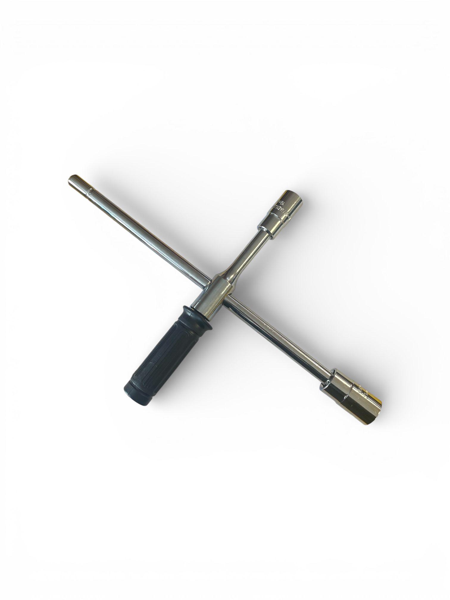 Universāla riteņu atslēga ar maināmiem uzgaļiem